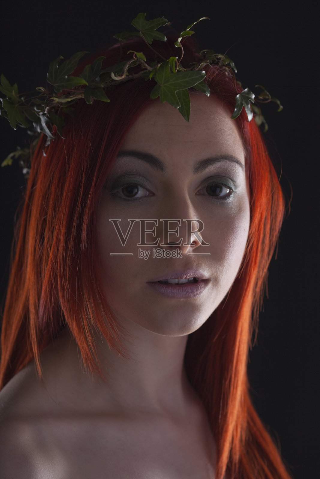 红头发的人戴着常春藤照片摄影图片