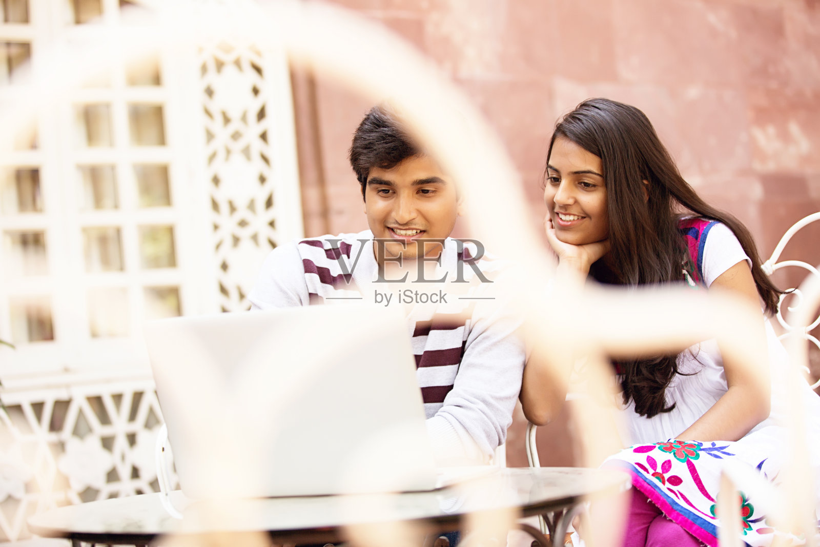 一对年轻夫妇使用笔记本电脑的特写照片摄影图片