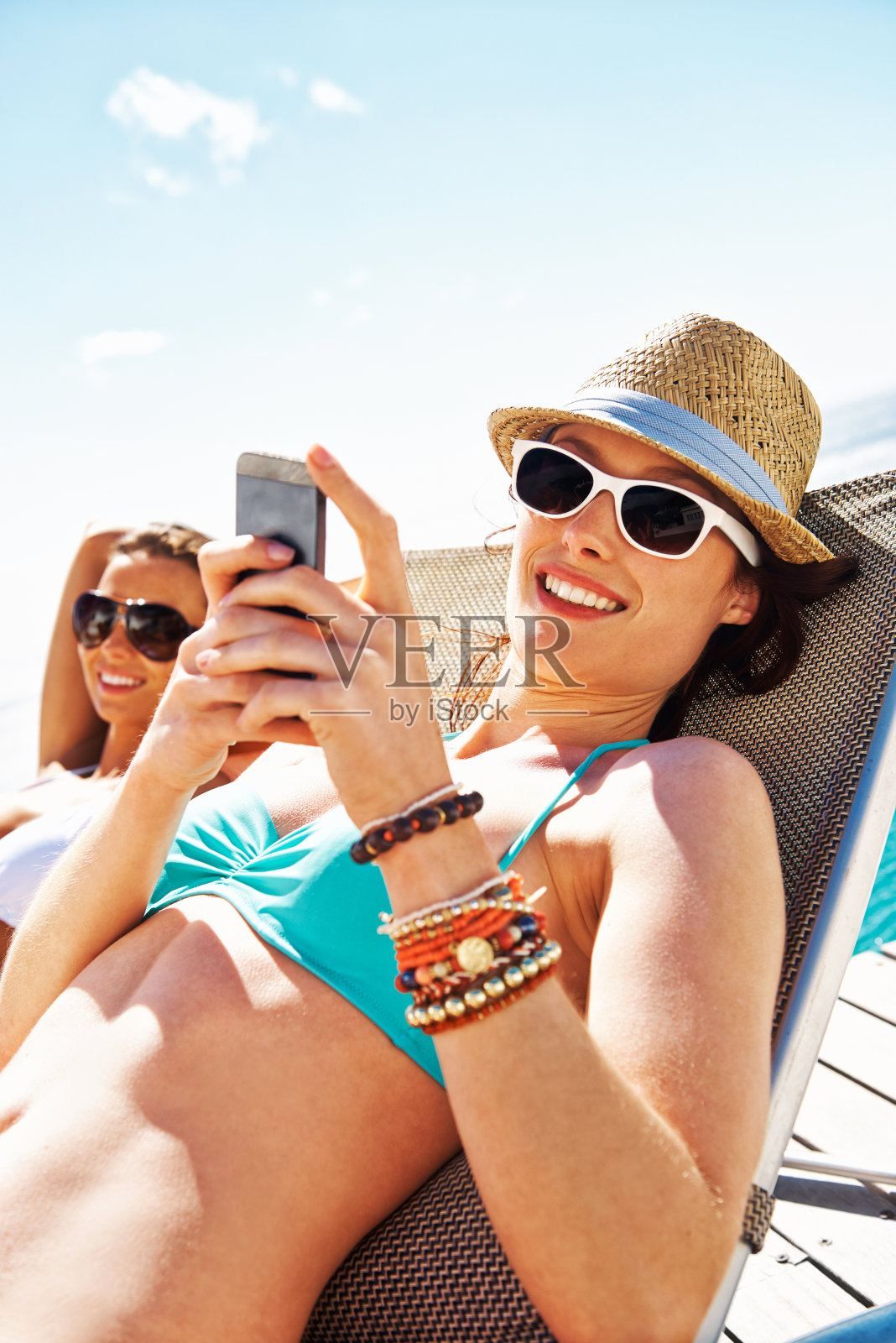 青少年享受夏天的阳光假期照片摄影图片