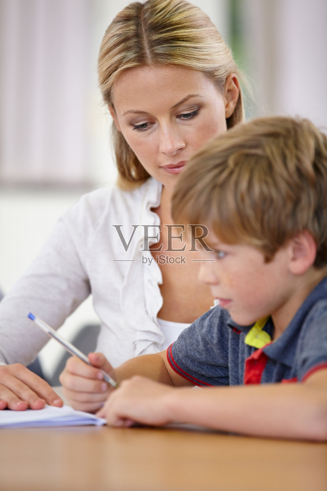 帮助她的学生照片摄影图片