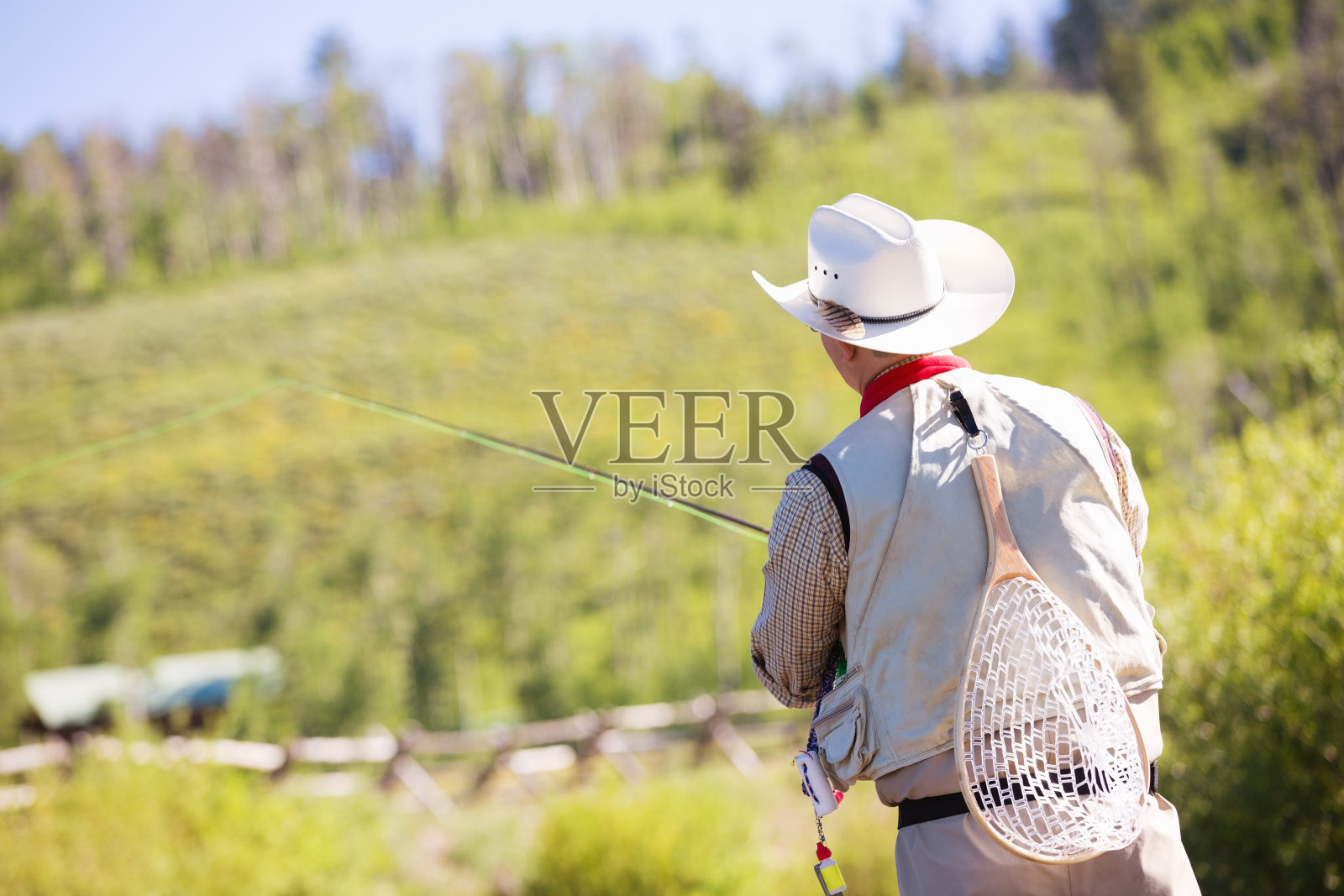 飞钓者站在河里拿着钓竿照片摄影图片