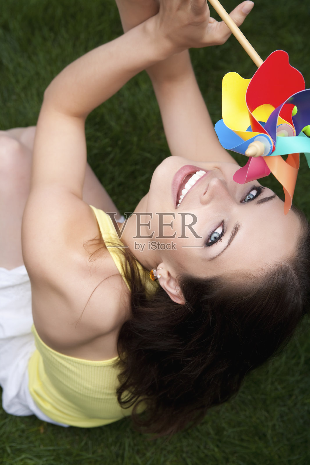 美丽幸福的女性手持风车照片摄影图片