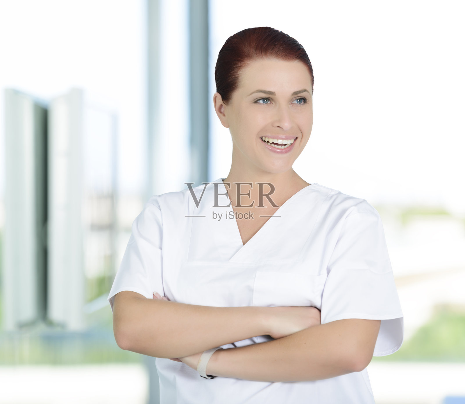 医生双臂交叉照片摄影图片