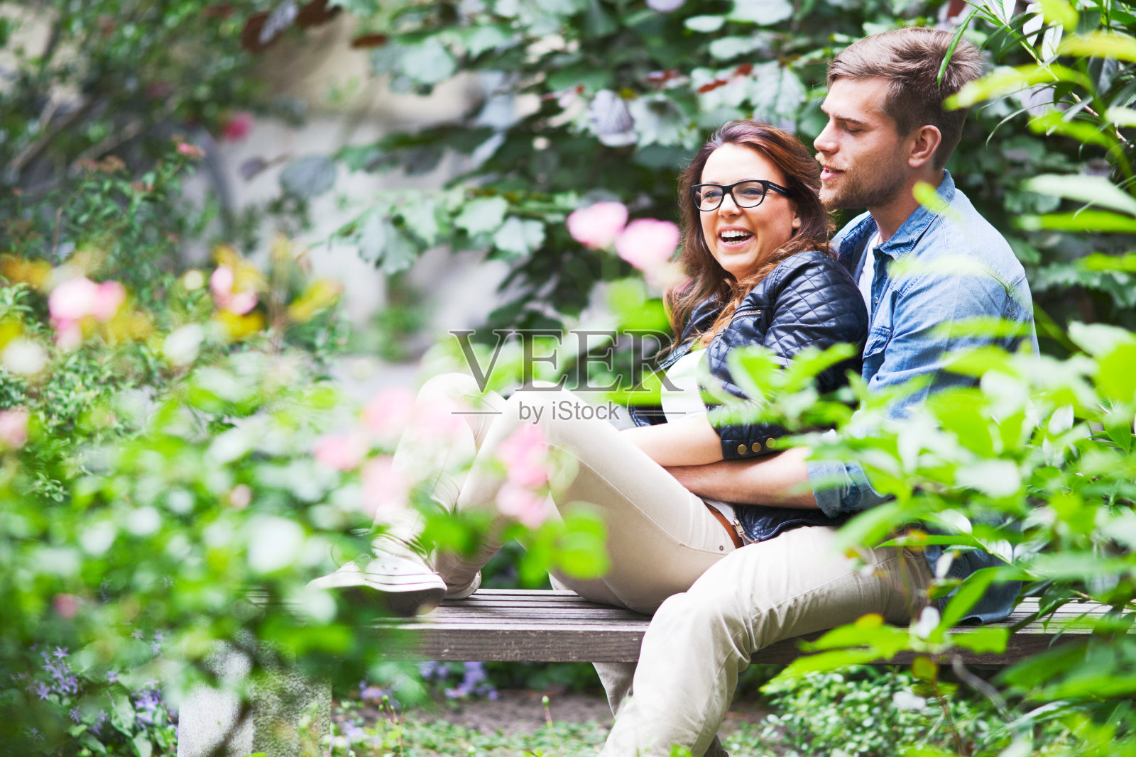 一对年轻情侣在柏林的公园里玩得很开心照片摄影图片