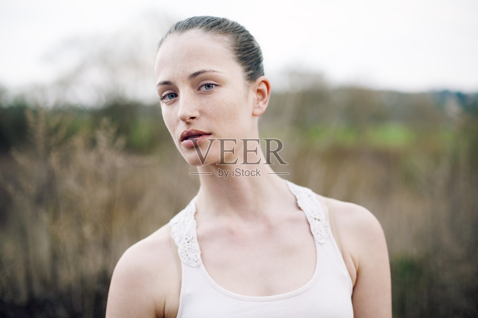 自信的年轻女人照片摄影图片