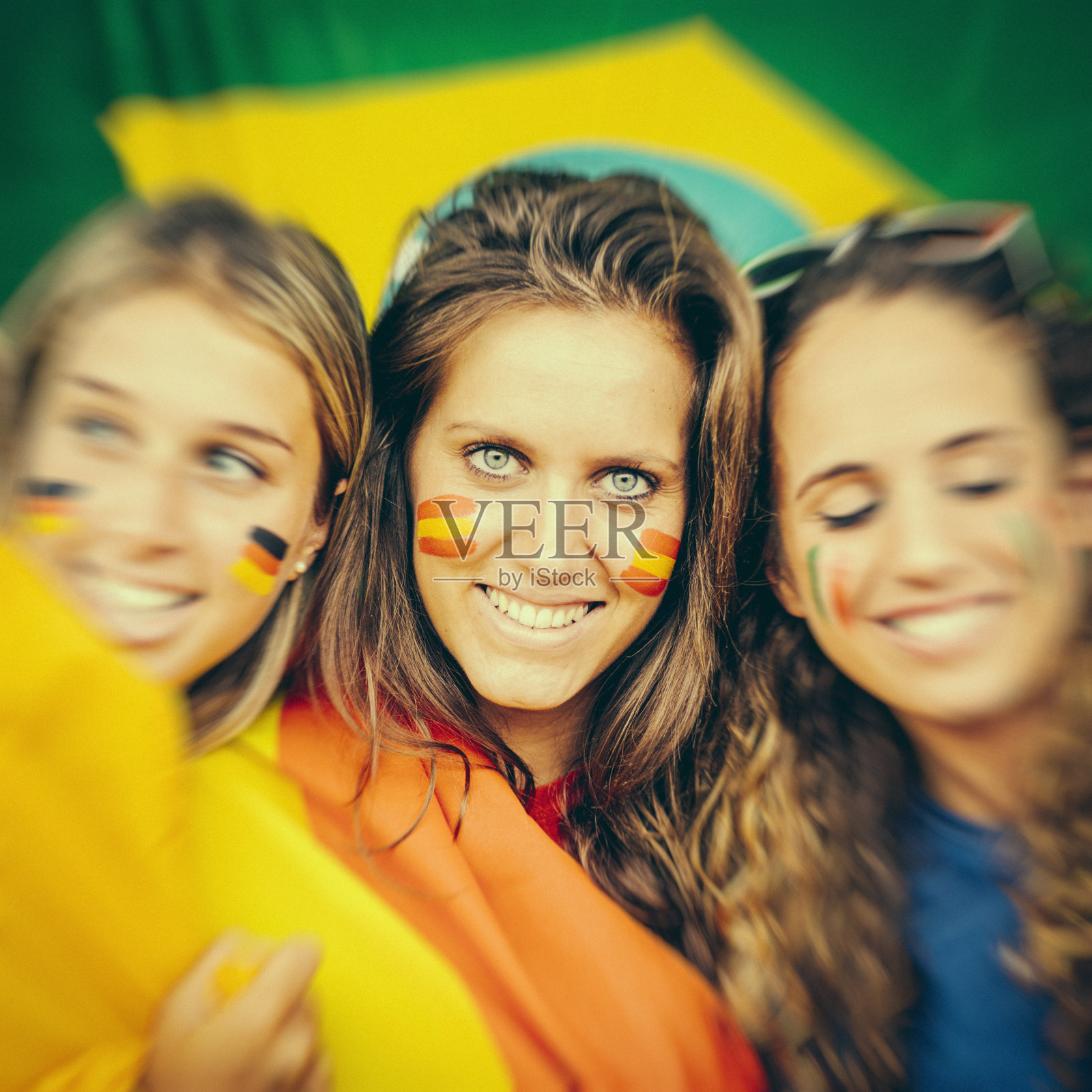 不同国籍的女性支持者照片摄影图片