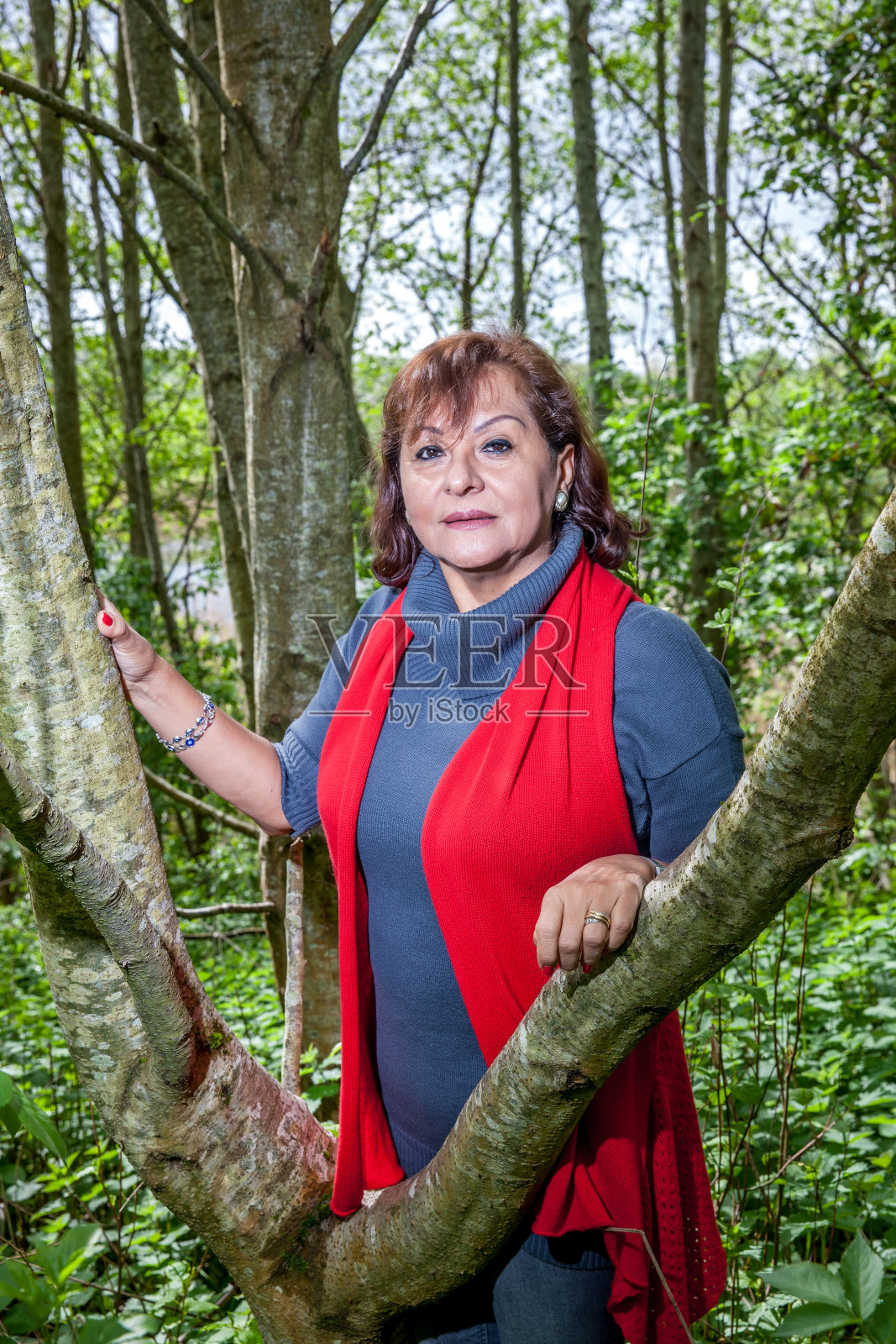 成熟微笑的西班牙女性肖像照片摄影图片