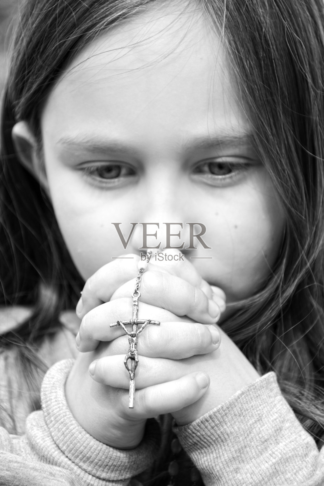祈祷的女孩照片摄影图片
