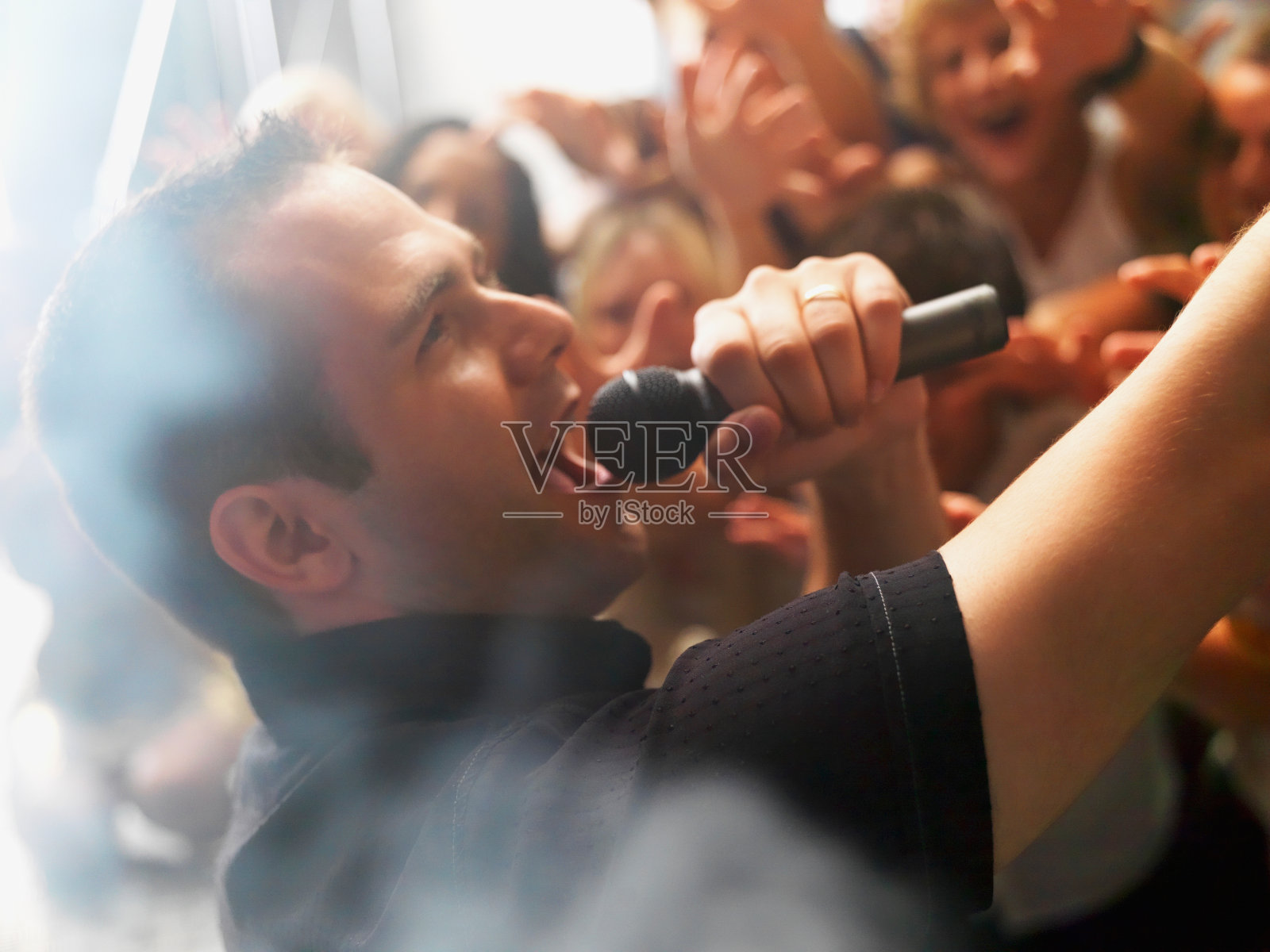 一个歌手在夜总会唱歌的特写照片摄影图片