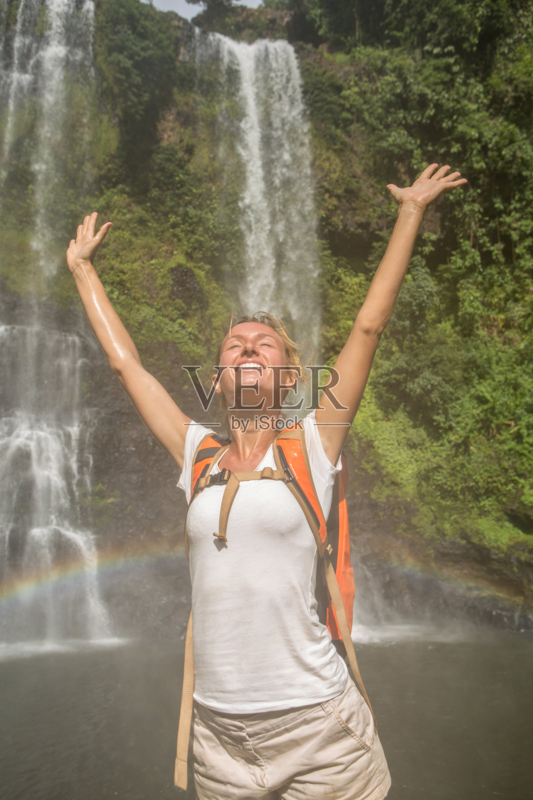 在自然中徒步旅行，心情积极的女人照片摄影图片