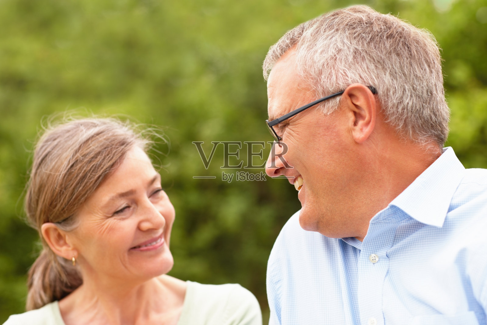 老两口面面相觑，笑了照片摄影图片