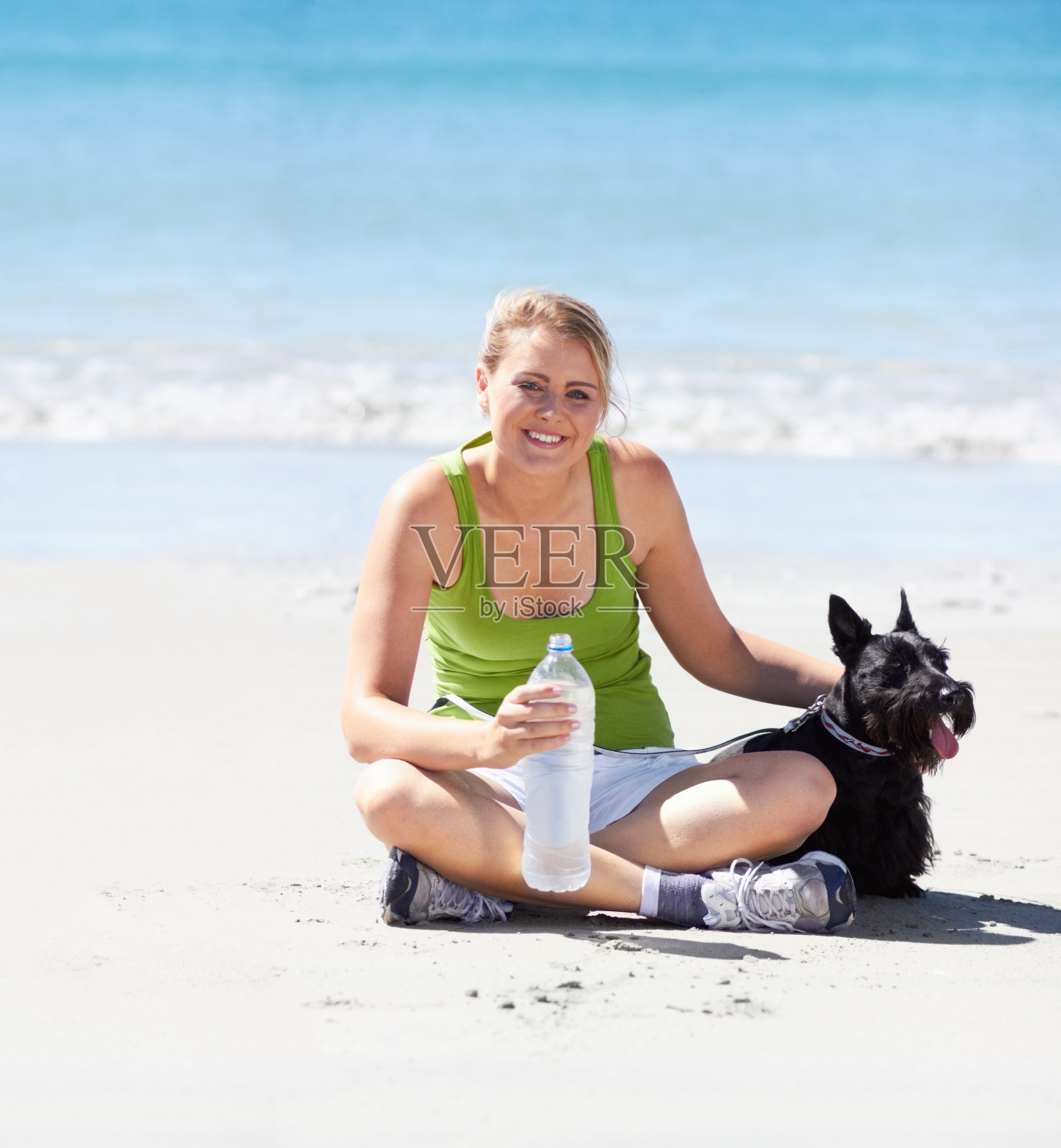 带着她的狗去海滩照片摄影图片