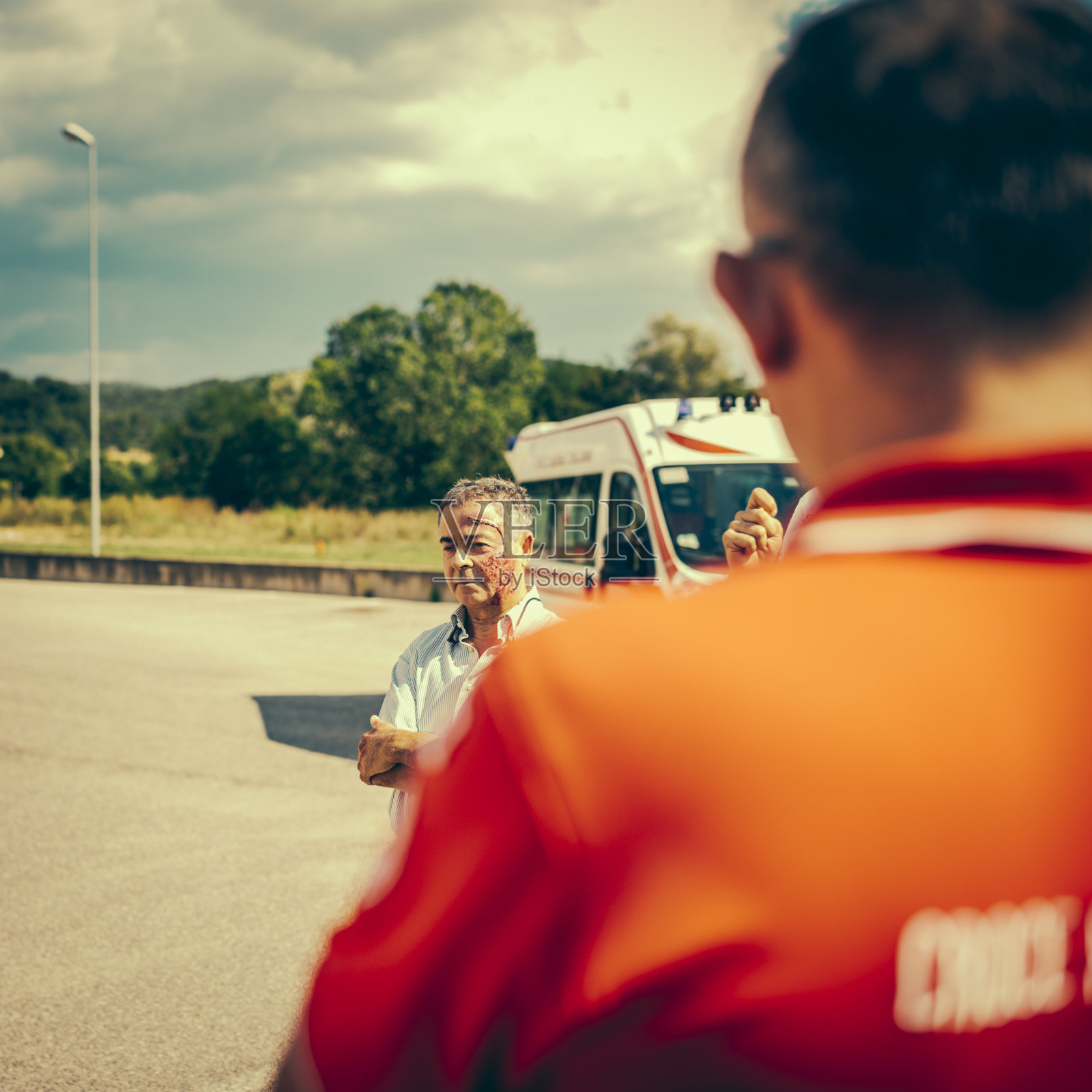 提供急救的救援队照片摄影图片