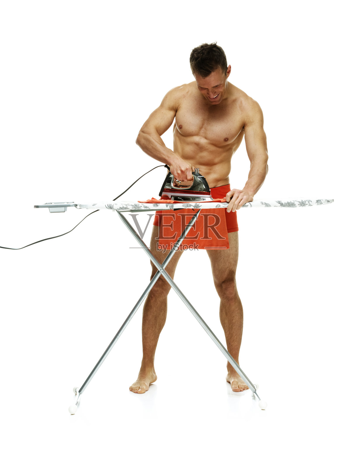 微笑肌肉男熨烫照片摄影图片