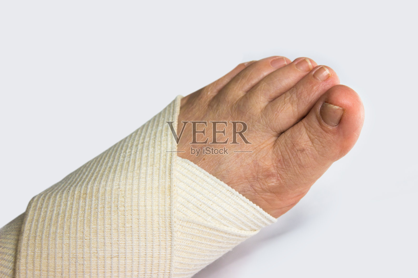 断腿在绷带上孤立白色照片摄影图片