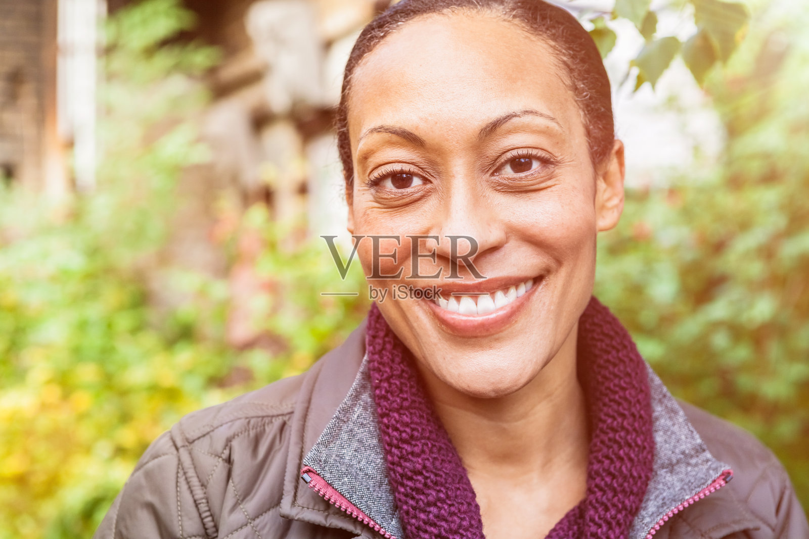 骄傲的非洲裔妇女在户外微笑，40岁照片摄影图片