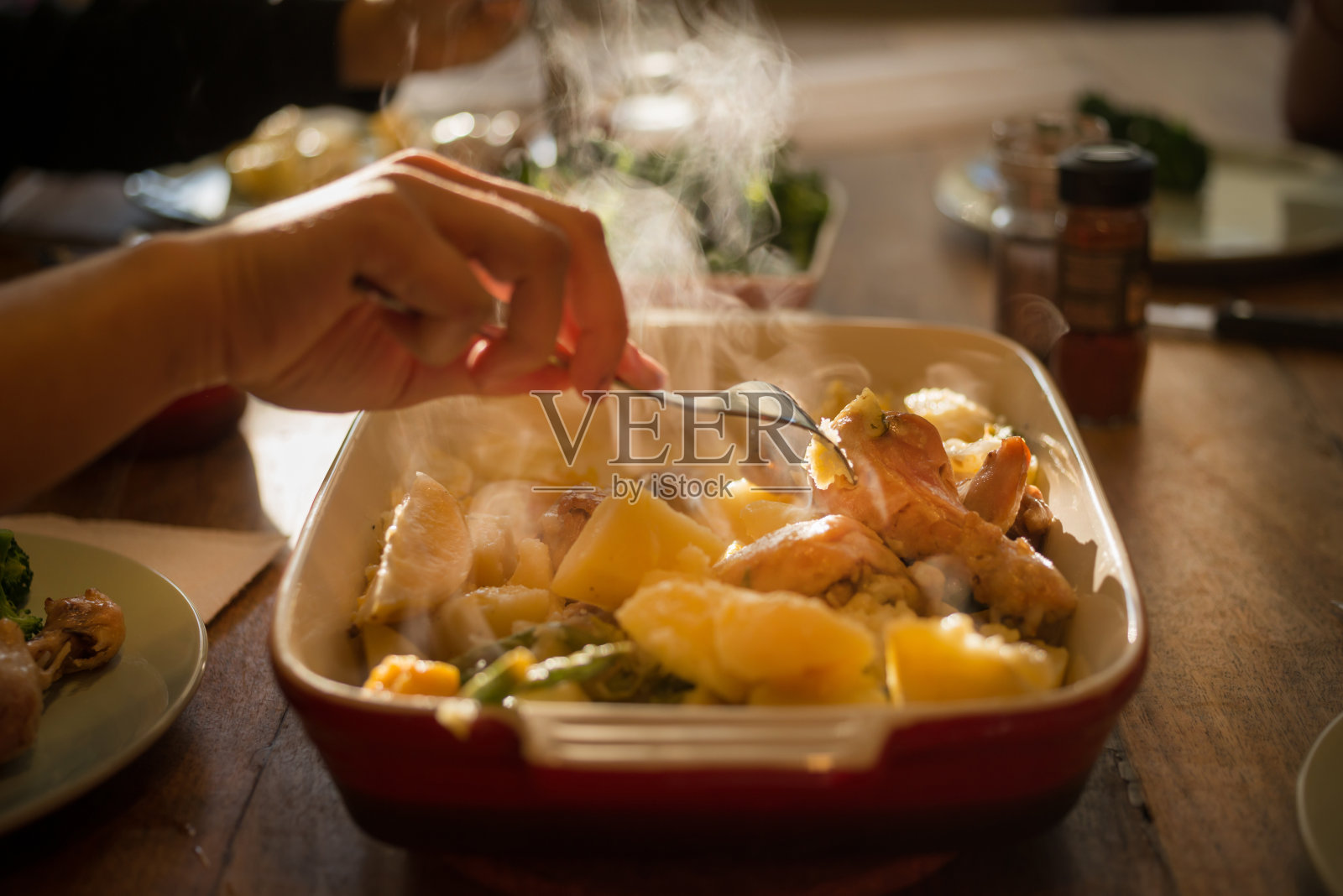 家庭餐桌上的晚餐照片摄影图片