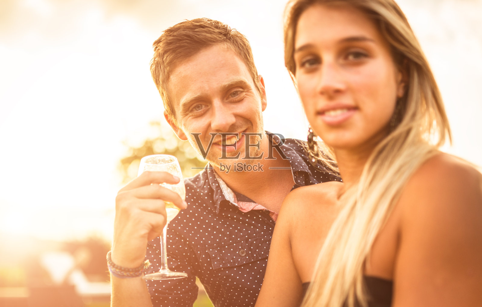 日落时分的情侣肖像照片摄影图片