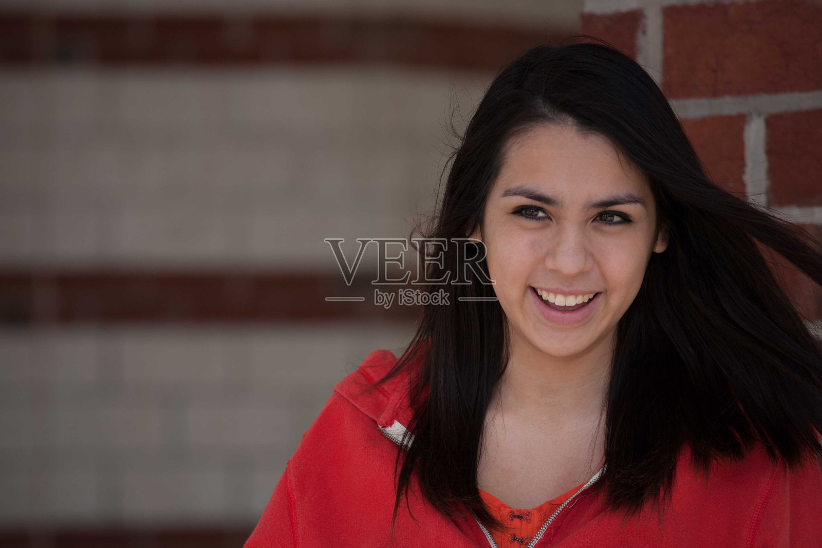 可爱的西班牙少女在学校微笑照片摄影图片