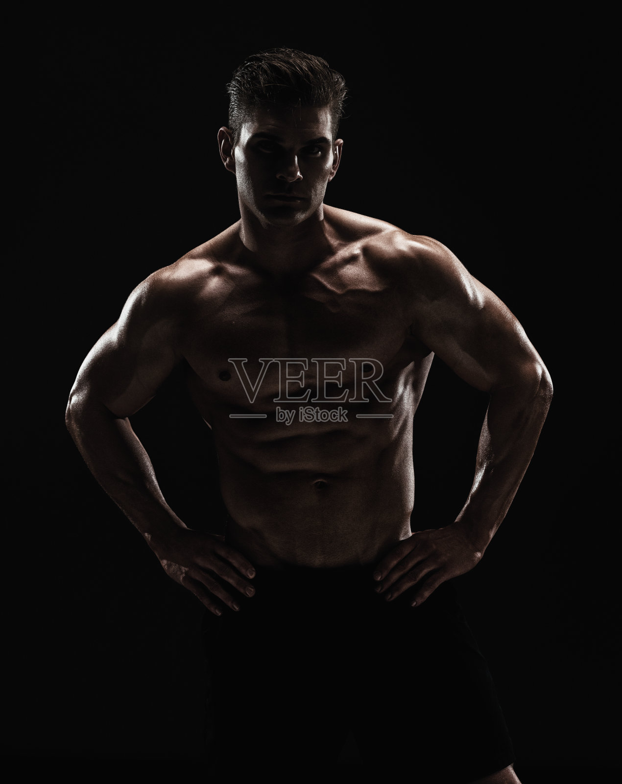 赤裸上身的肌肉男看着相机照片摄影图片