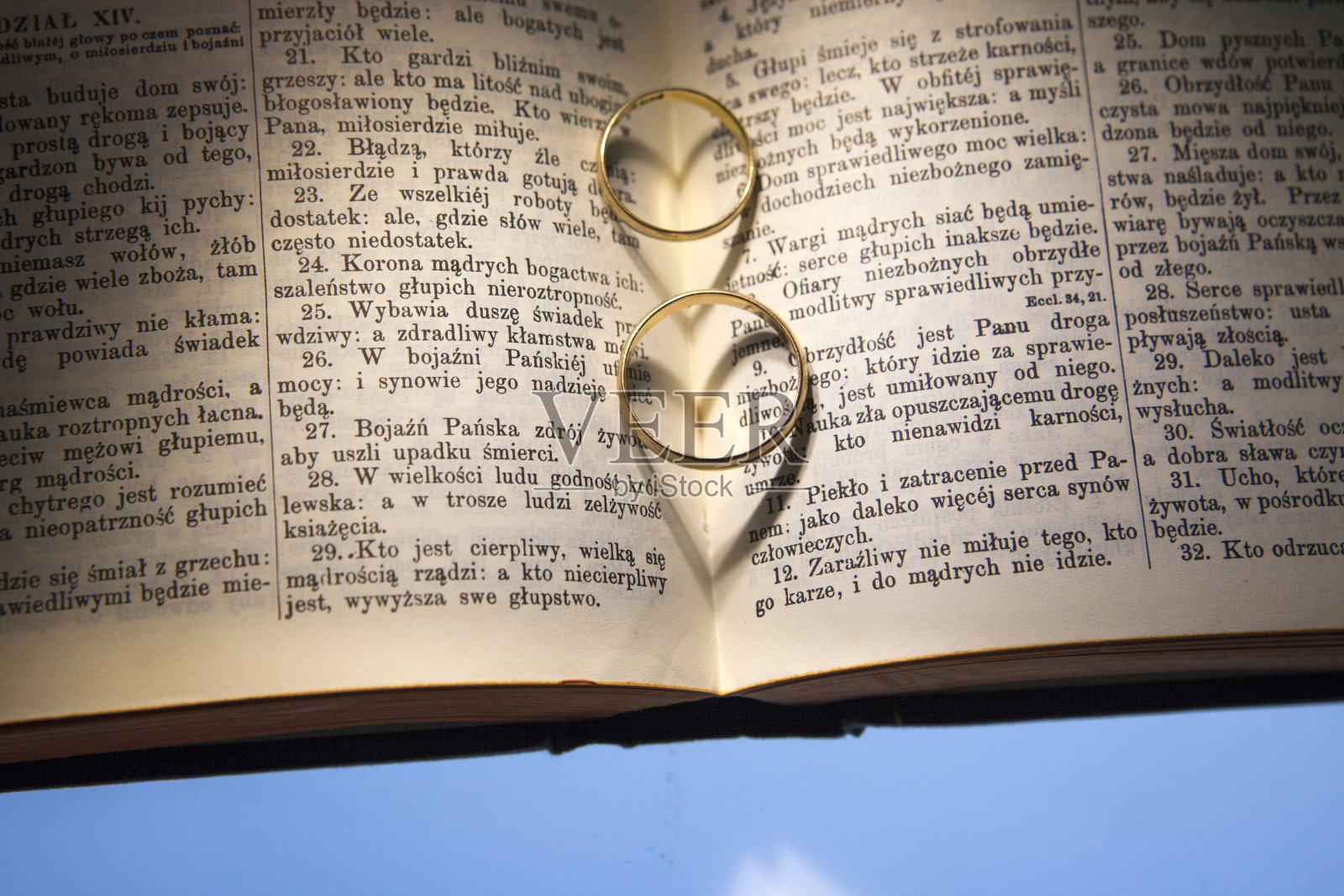 结婚戒指和圣经照片摄影图片