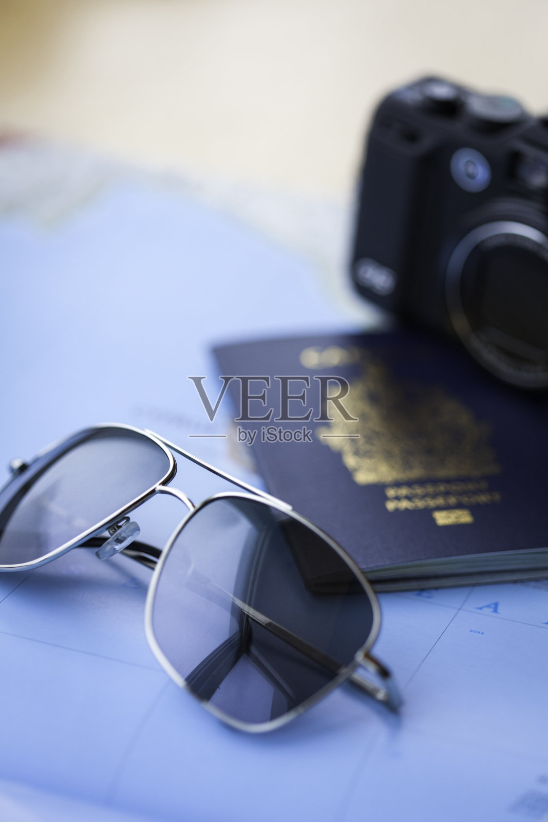 太阳镜护照和数码相机照片摄影图片