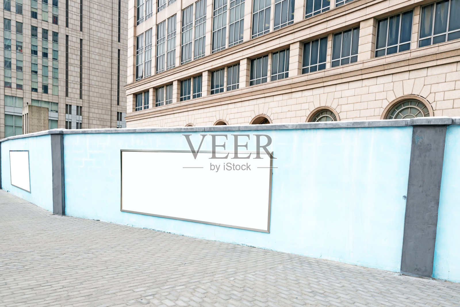 在路边一块空白的大广告牌上照片摄影图片