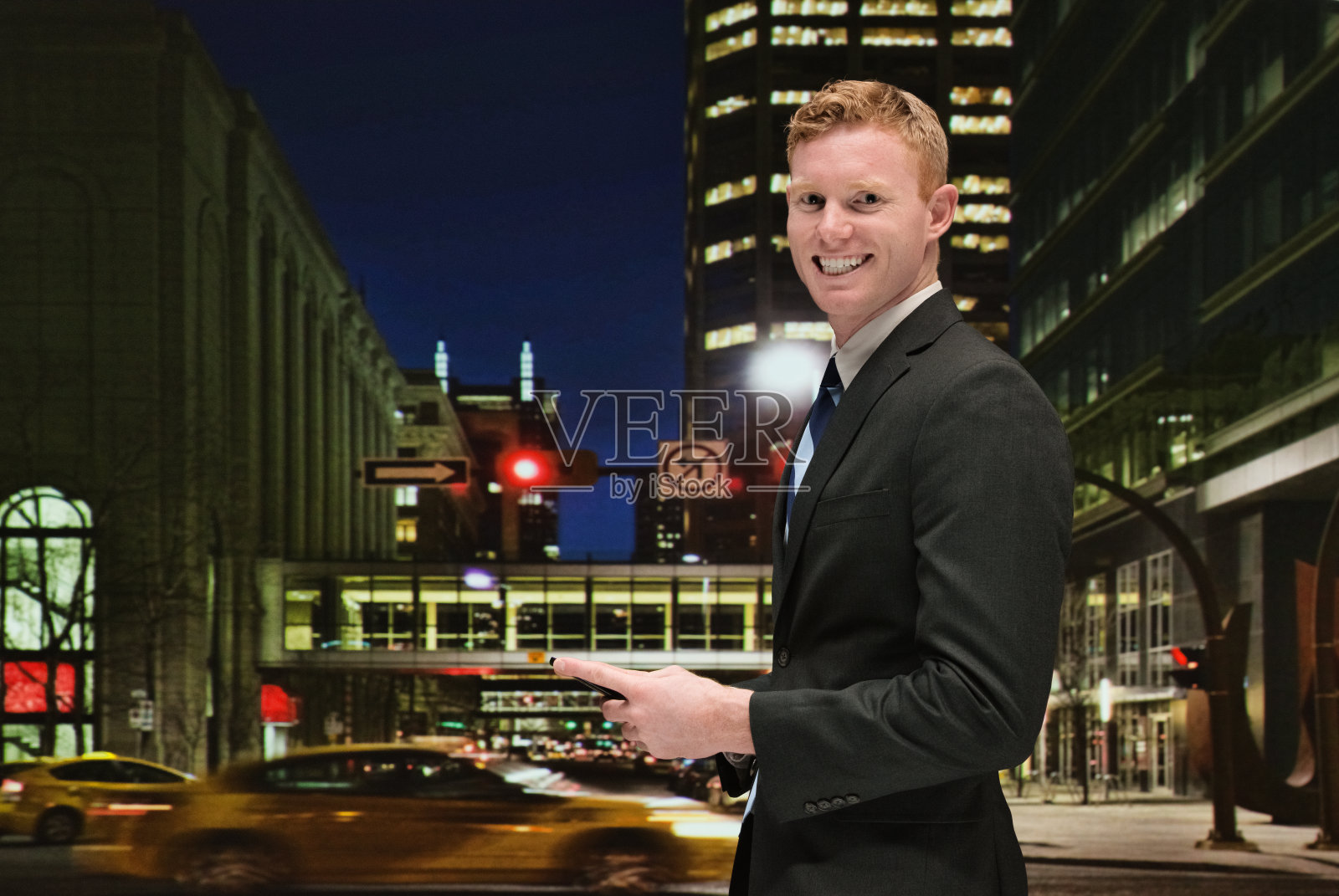 在城市的夜晚微笑的商人照片摄影图片