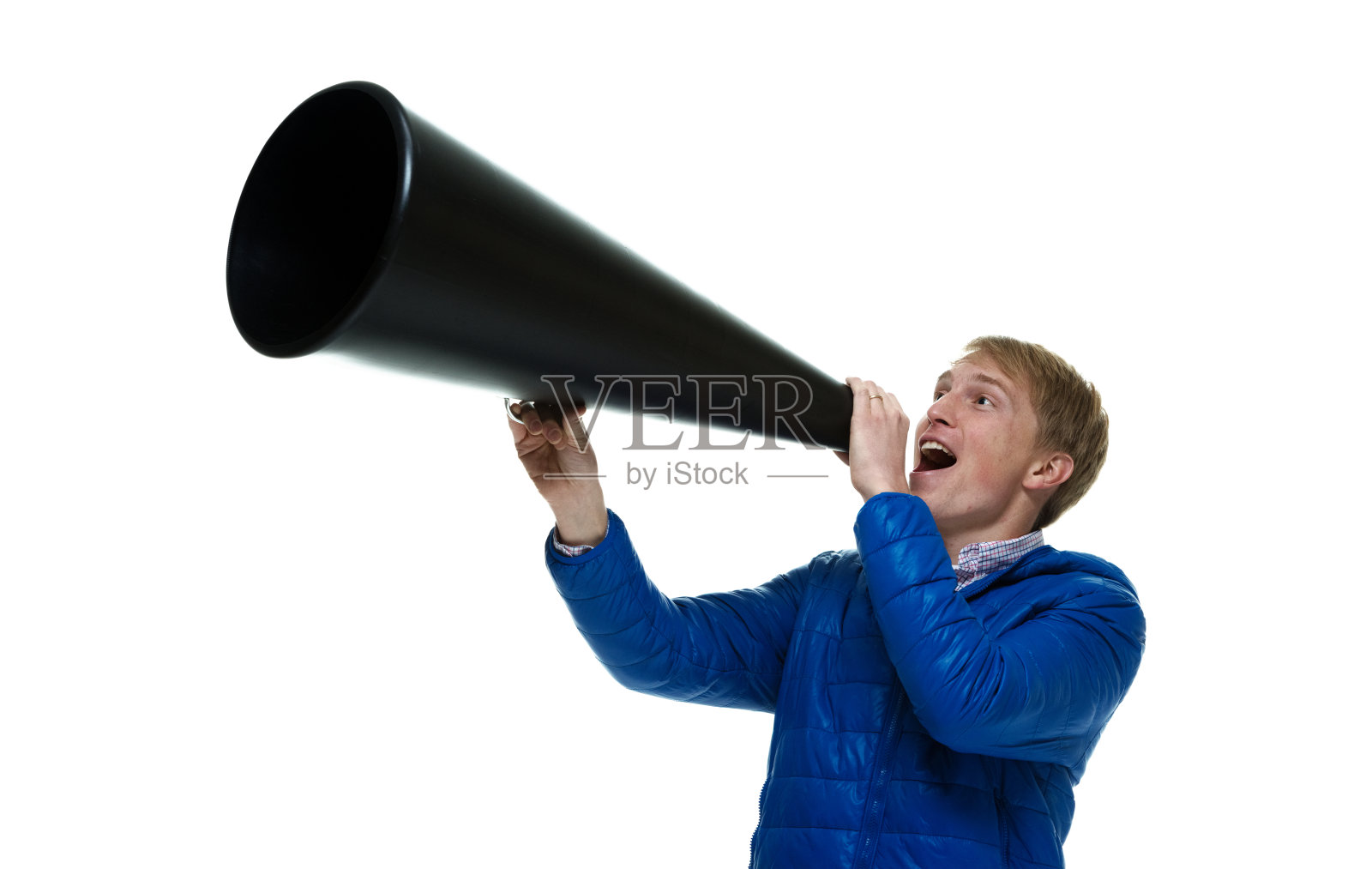 微笑的男人用扩音器大喊照片摄影图片