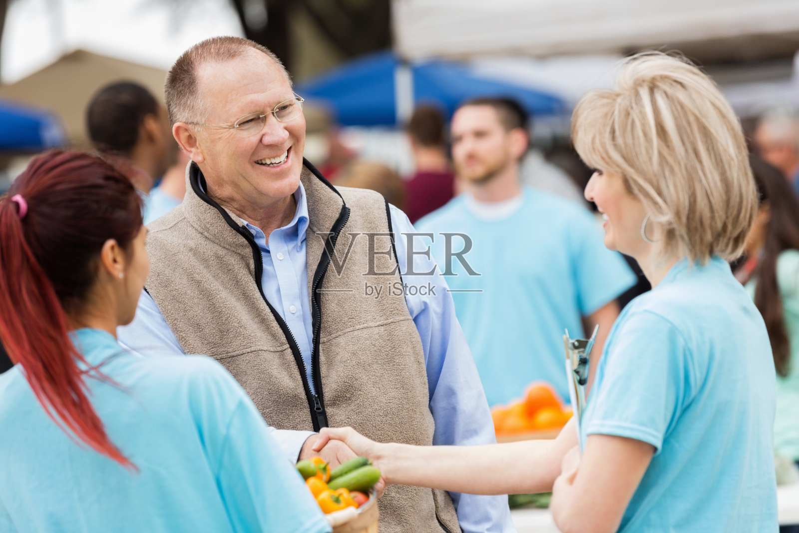 一名男子在当地农贸市场招呼工人照片摄影图片