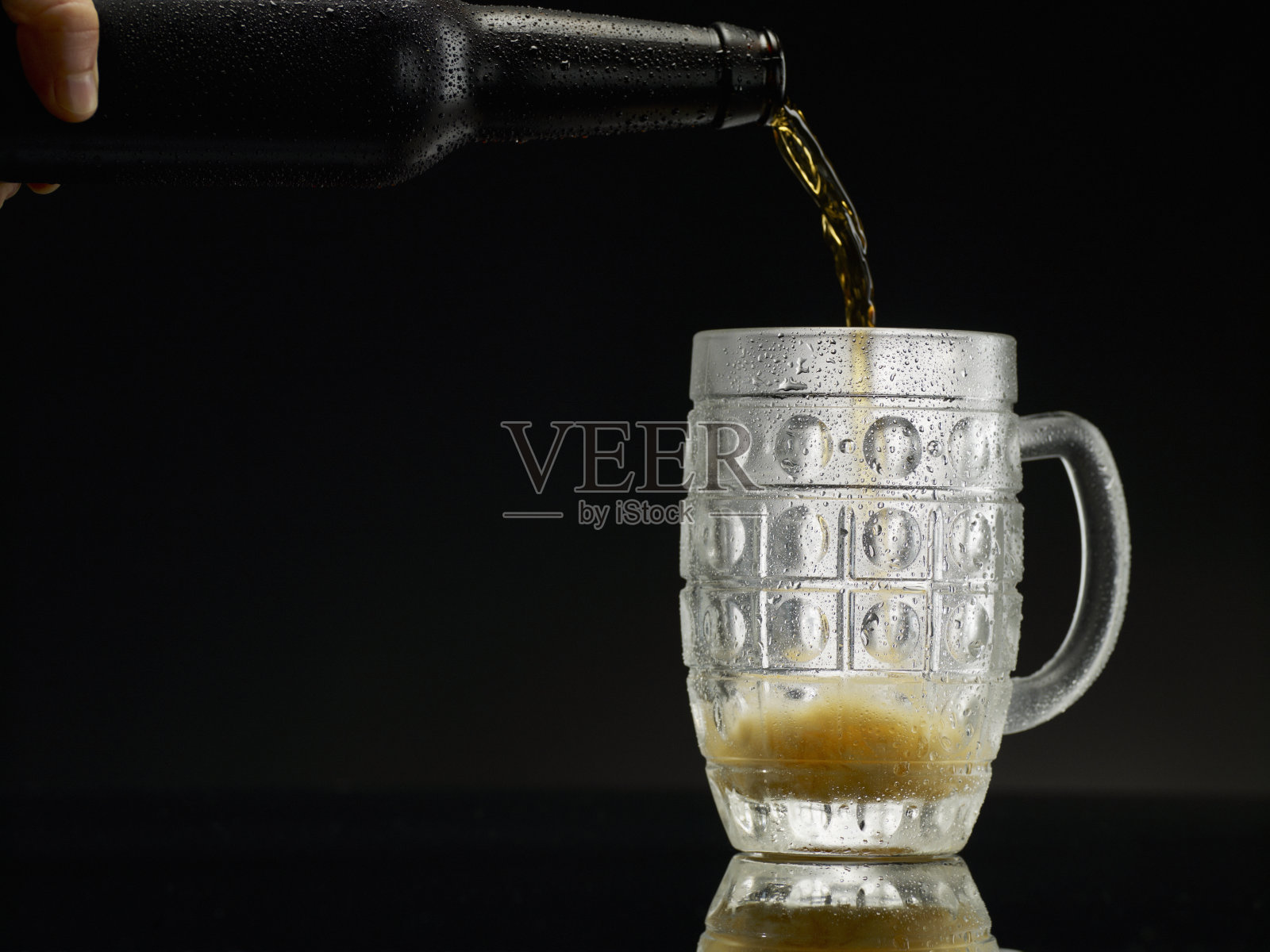 瓶装冰镇啤酒倒入玻璃杯照片摄影图片