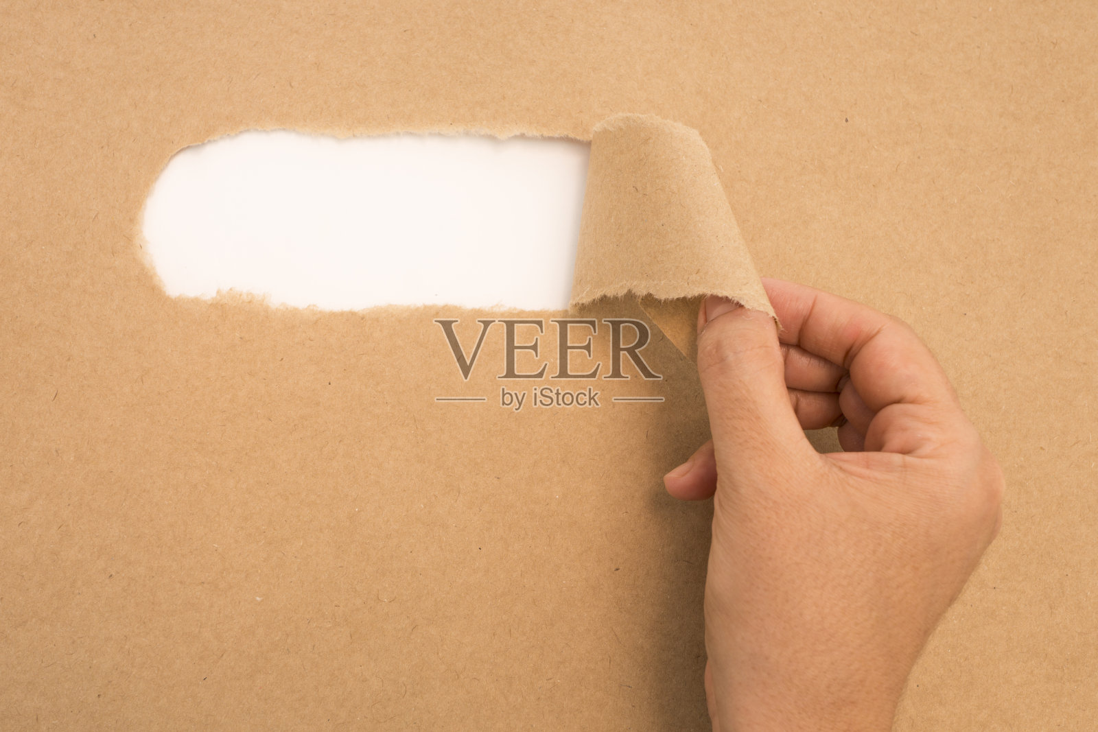 被女人的手撕烂的纸照片摄影图片