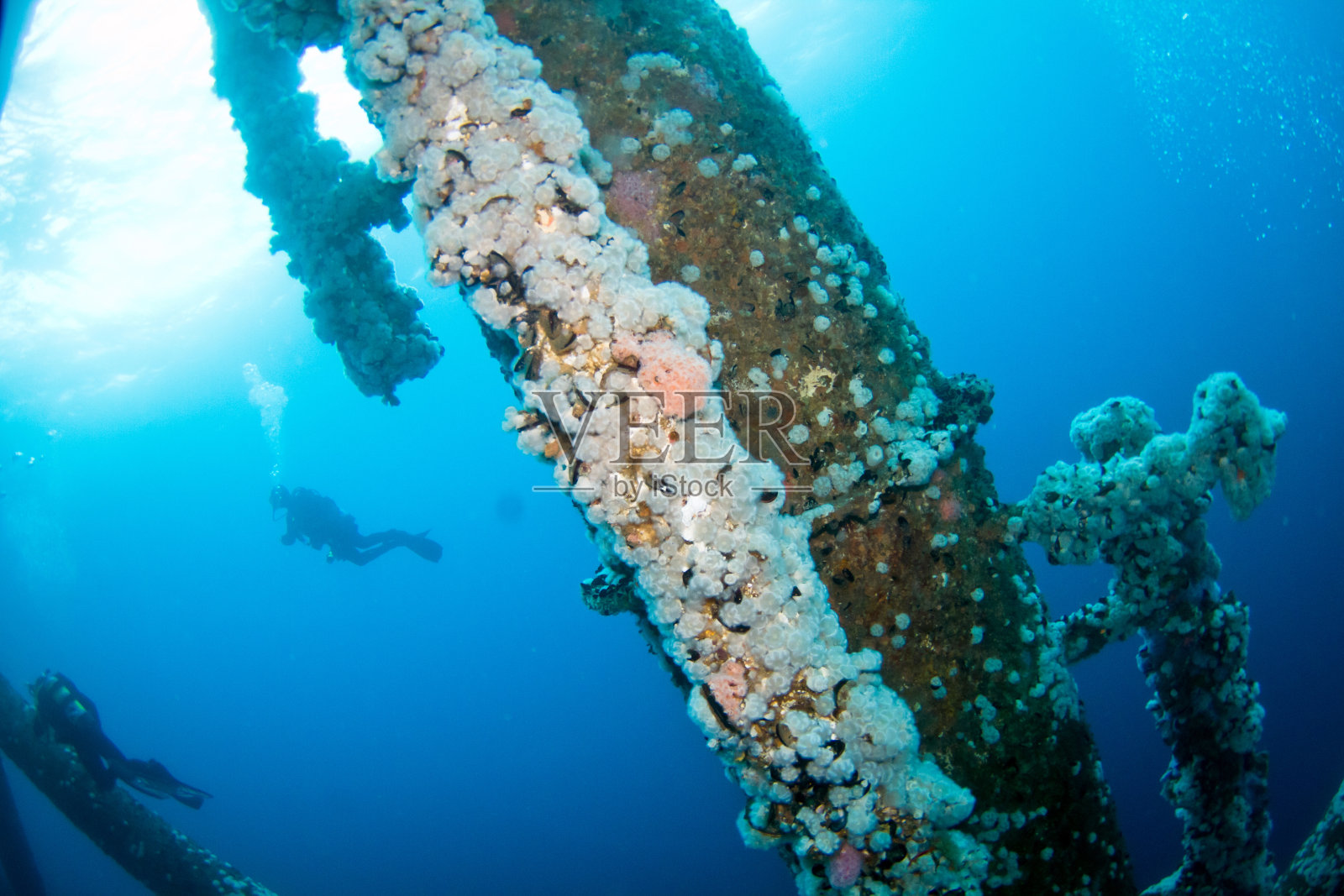 石油钻塔水下与水肺潜水员照片摄影图片