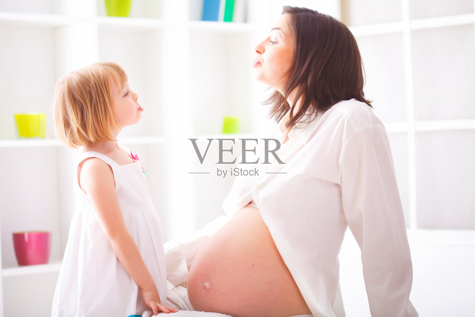 有态度的女孩照片摄影图片