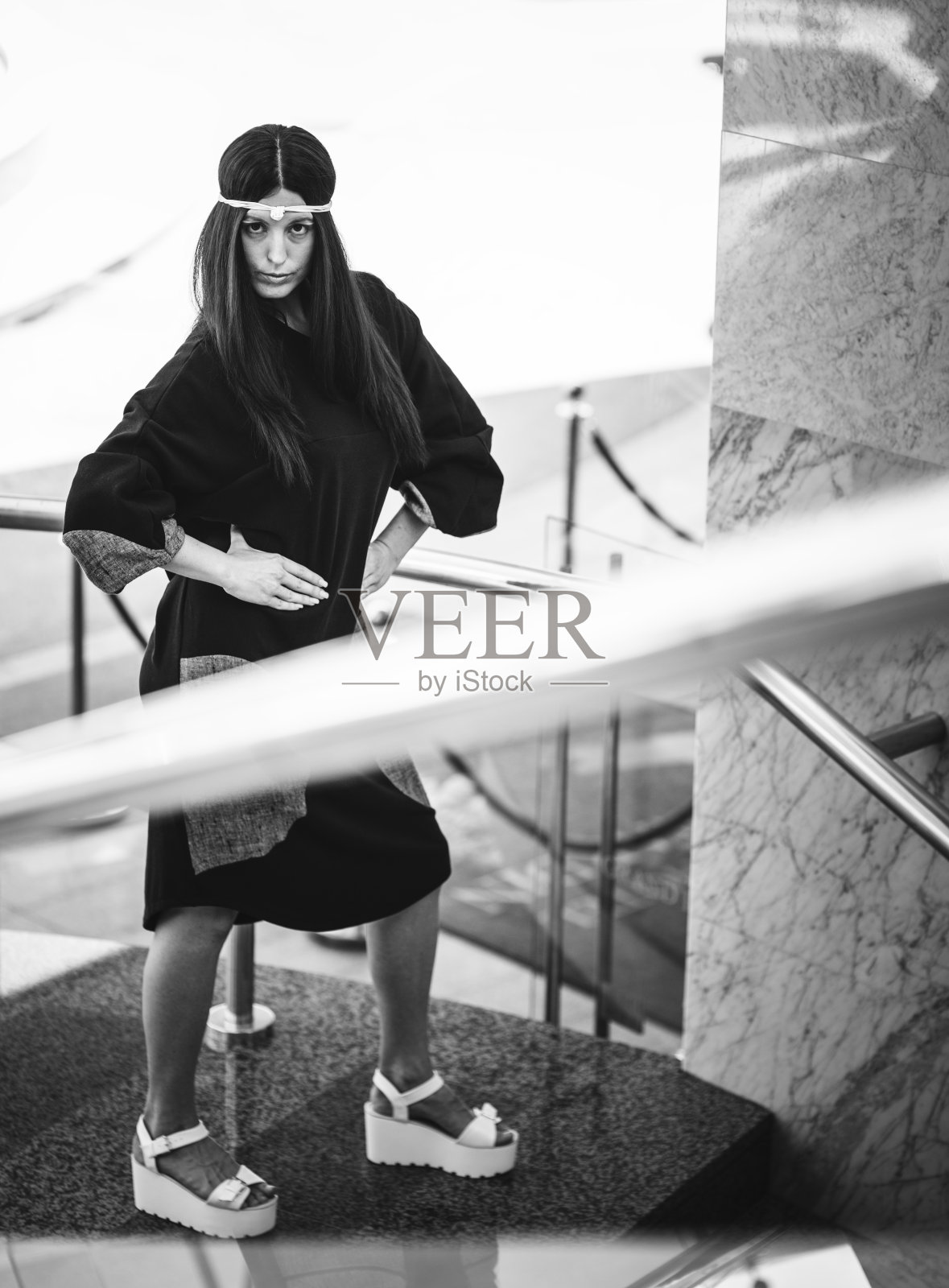 在台阶上摆姿势的时尚女人照片摄影图片