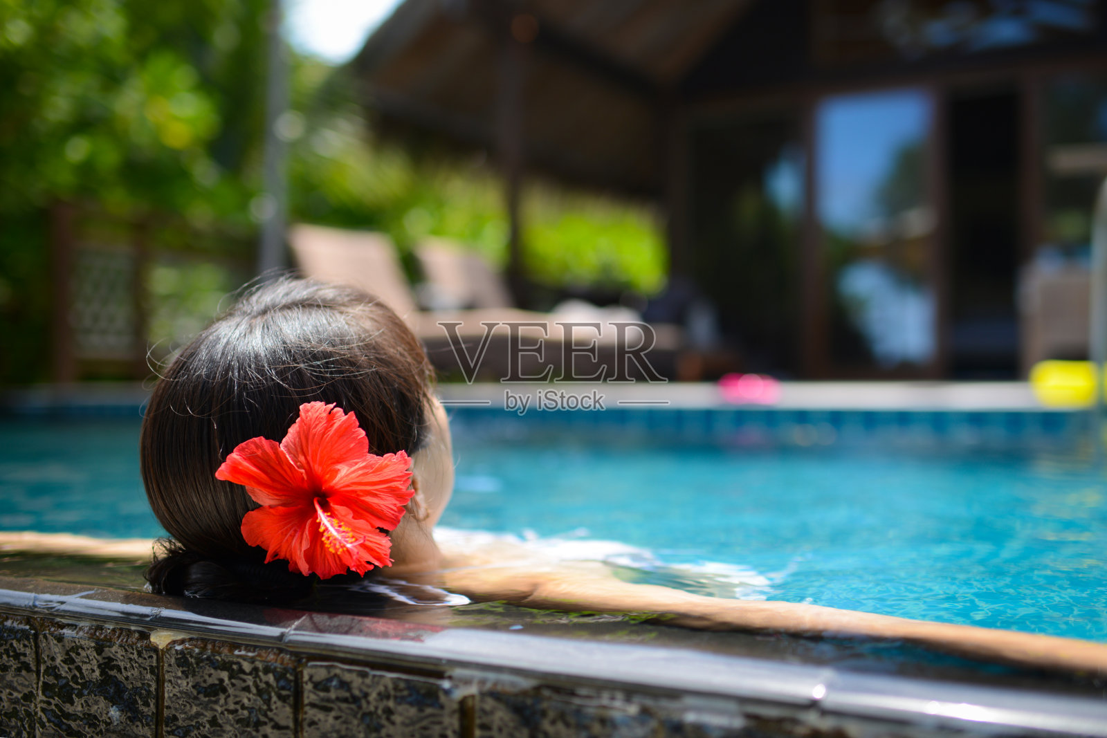 游泳池日光浴照片摄影图片