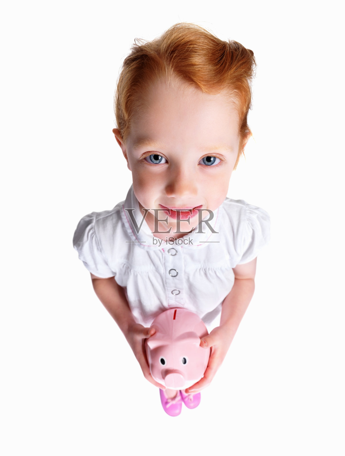一个无辜的女孩抱着储蓄罐，与白人隔离照片摄影图片