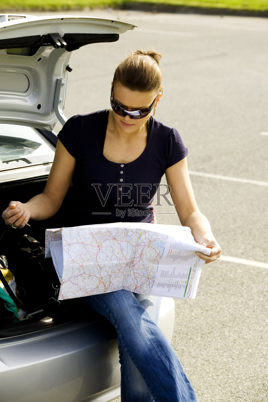 拿着地图的女人照片摄影图片