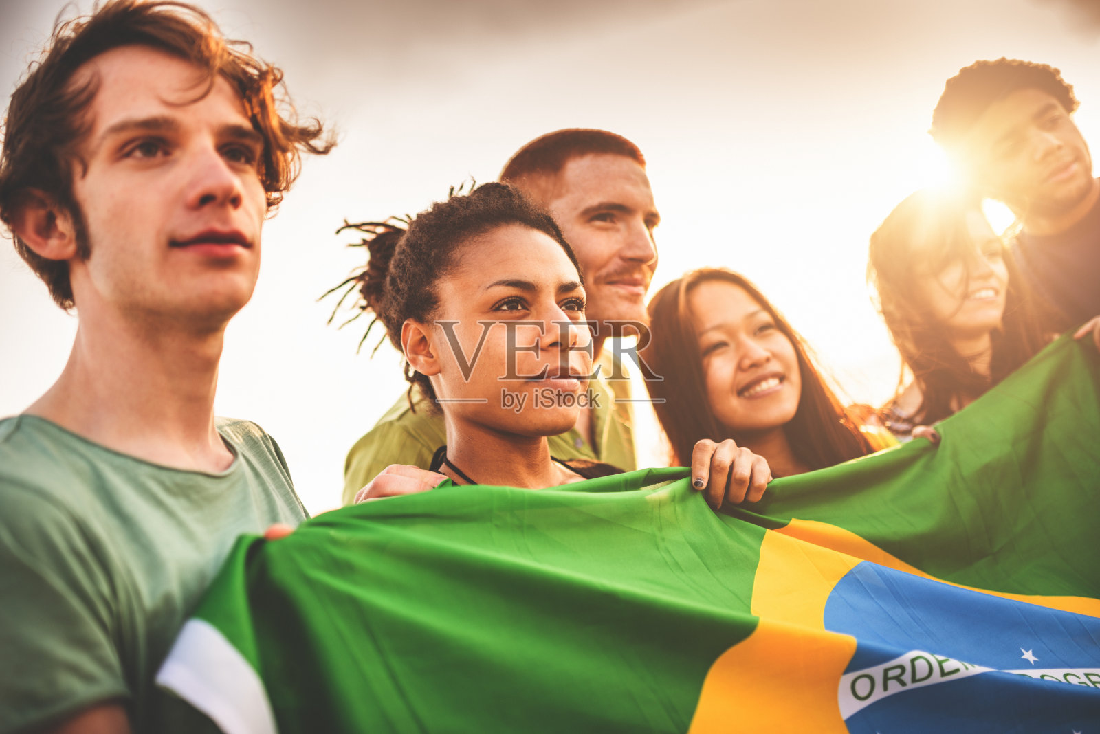 巴西球迷在比赛中欢呼雀跃照片摄影图片