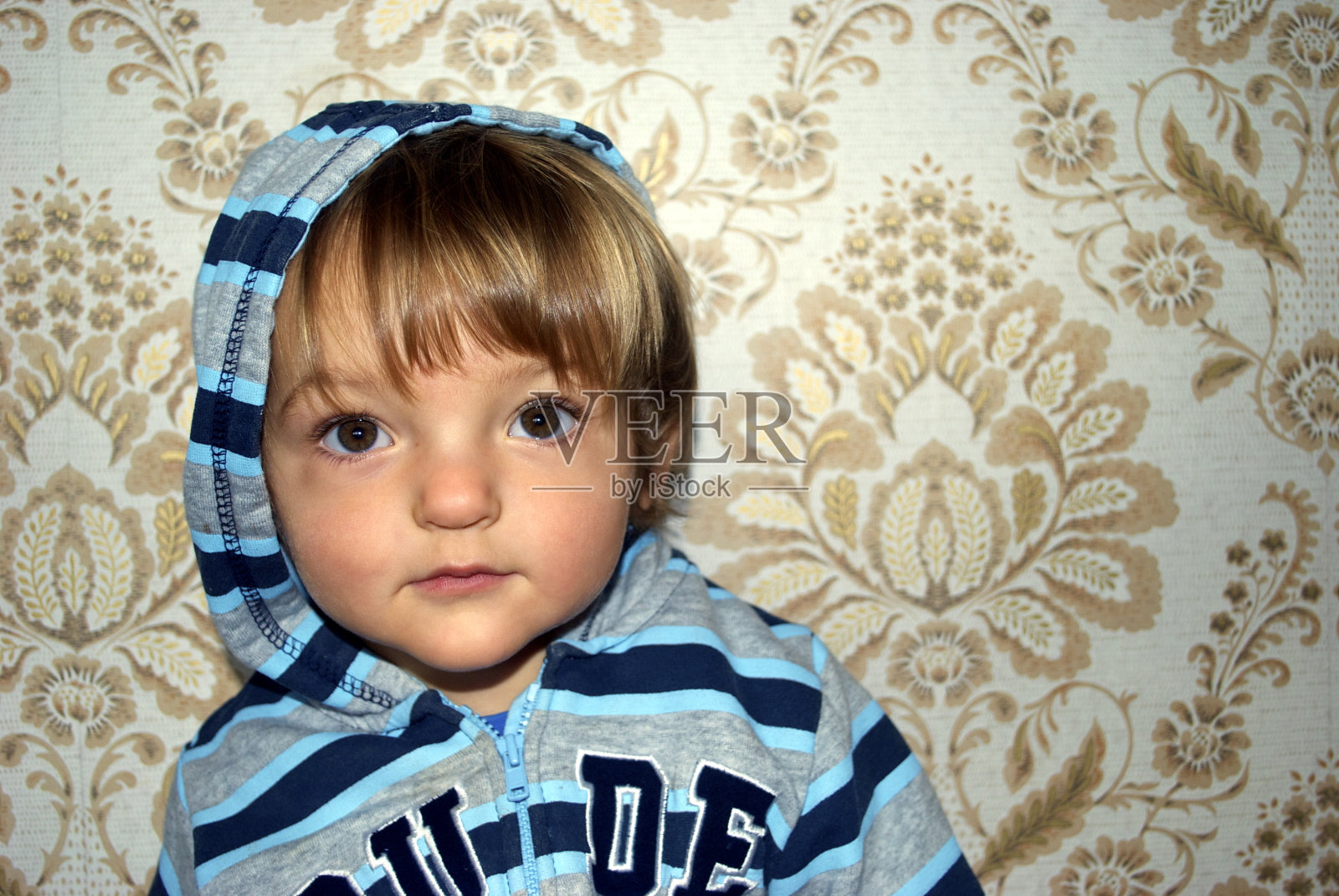 蹒跚学步的连帽衫照片摄影图片