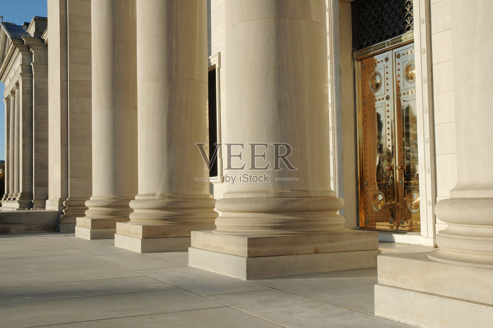 石柱和铜门照片摄影图片