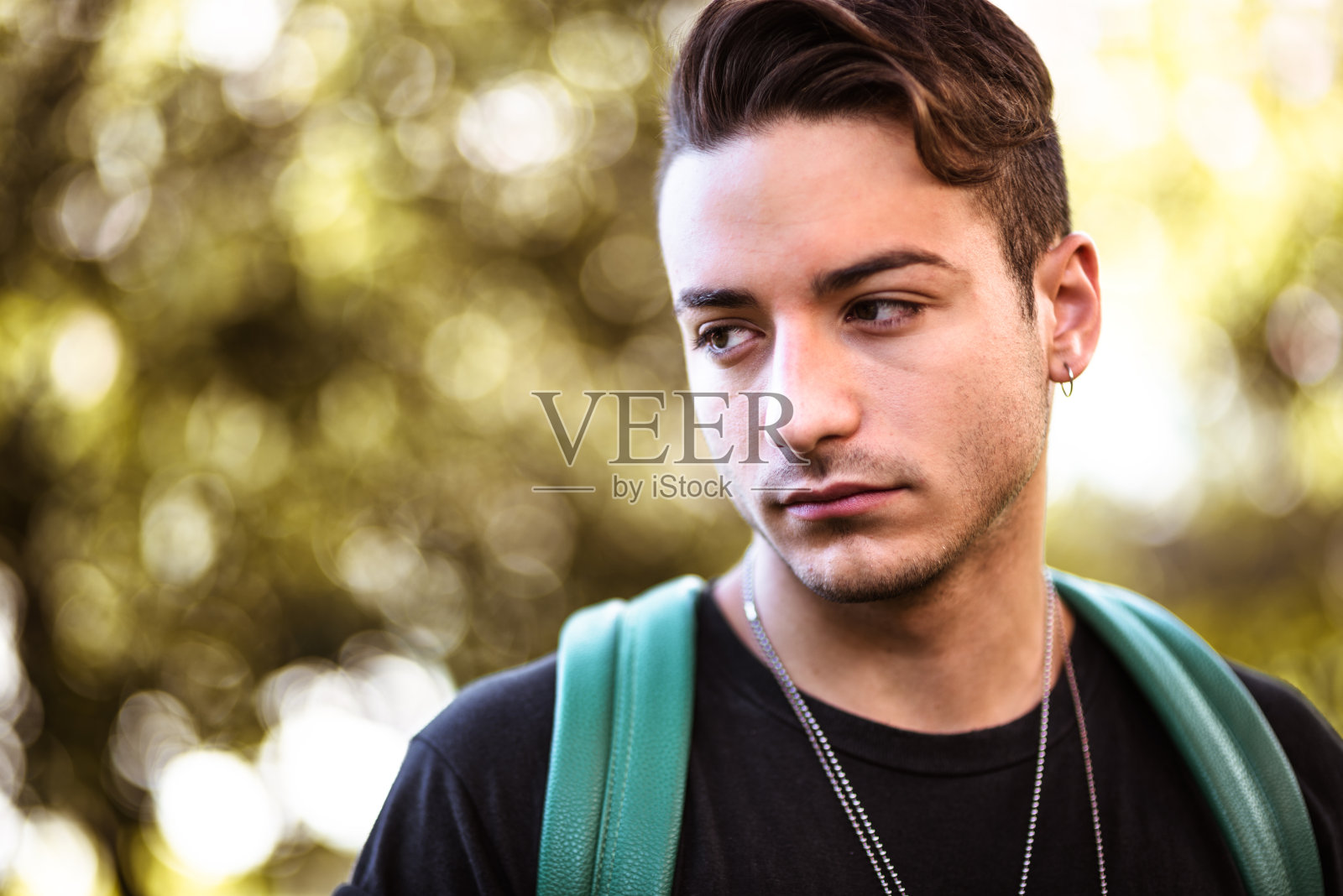 时尚青年户外照片摄影图片