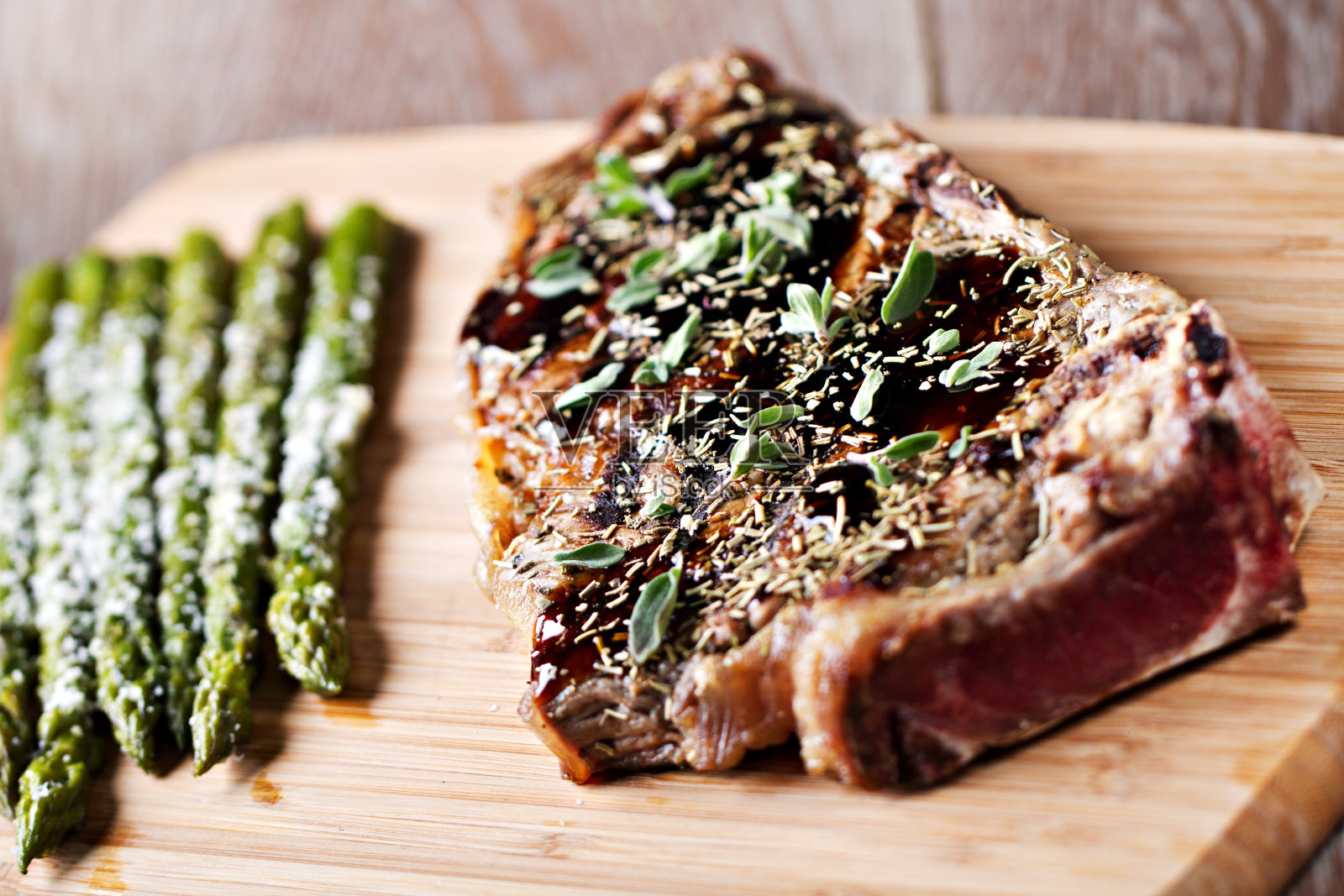 烤牛排配芦笋照片摄影图片