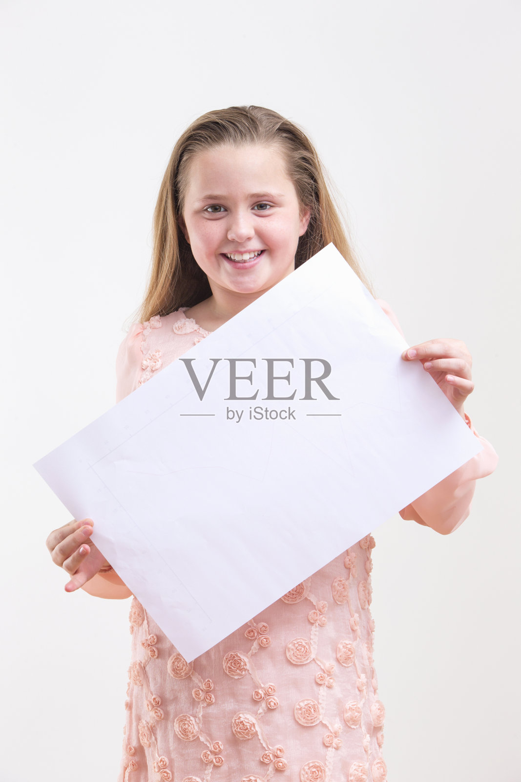 年轻的女孩在白色的背景上拿着空白的标志照片摄影图片