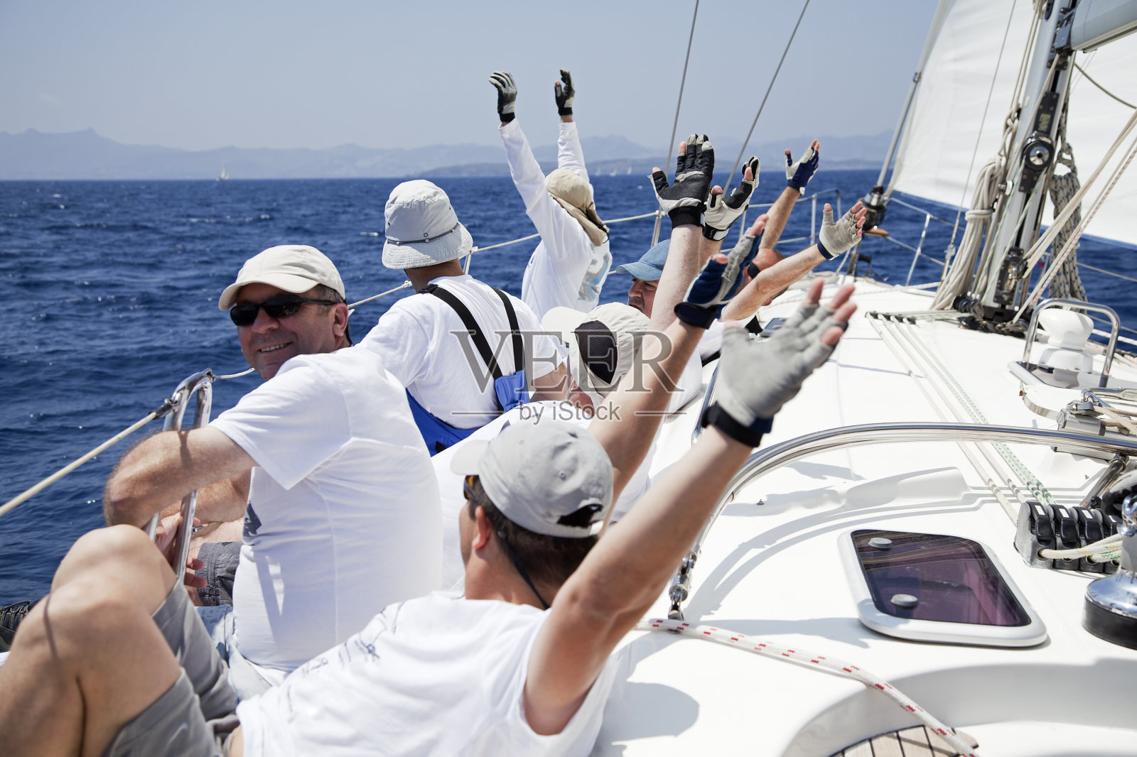 甲板上的水手们举起了大部分的手照片摄影图片