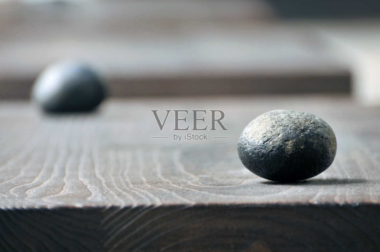 黑色的鹅卵石照片摄影图片