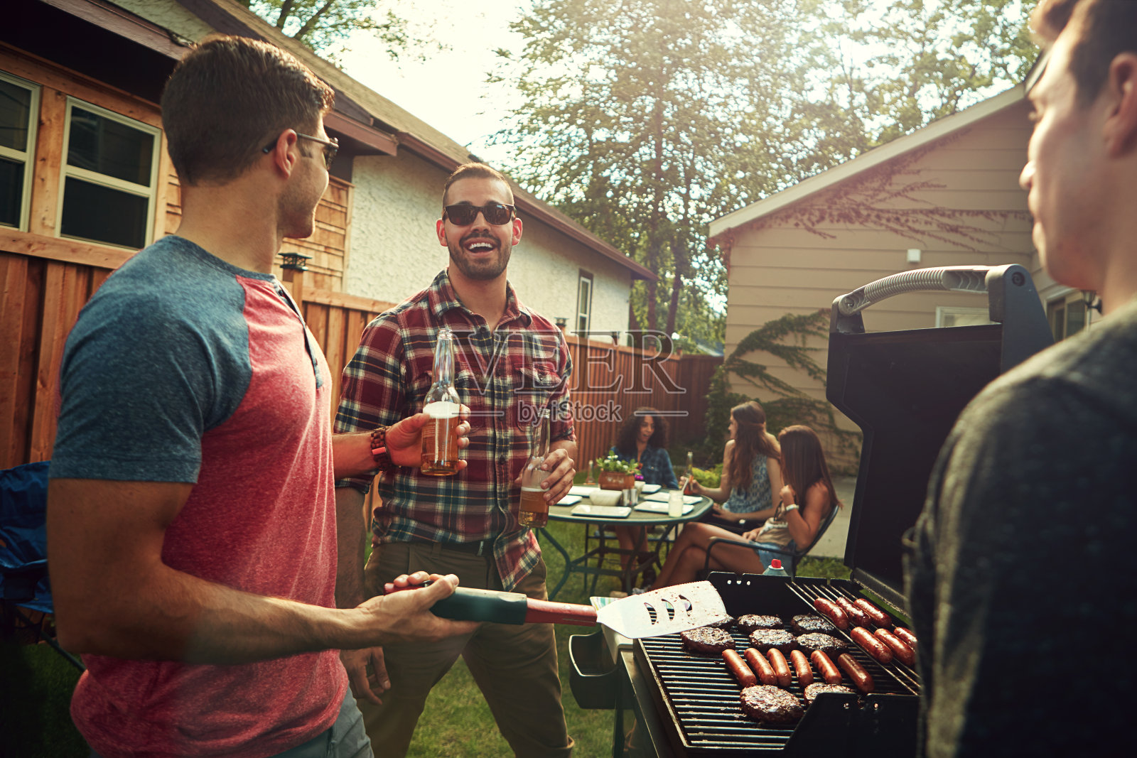 和兄弟们一起烧烤照片摄影图片