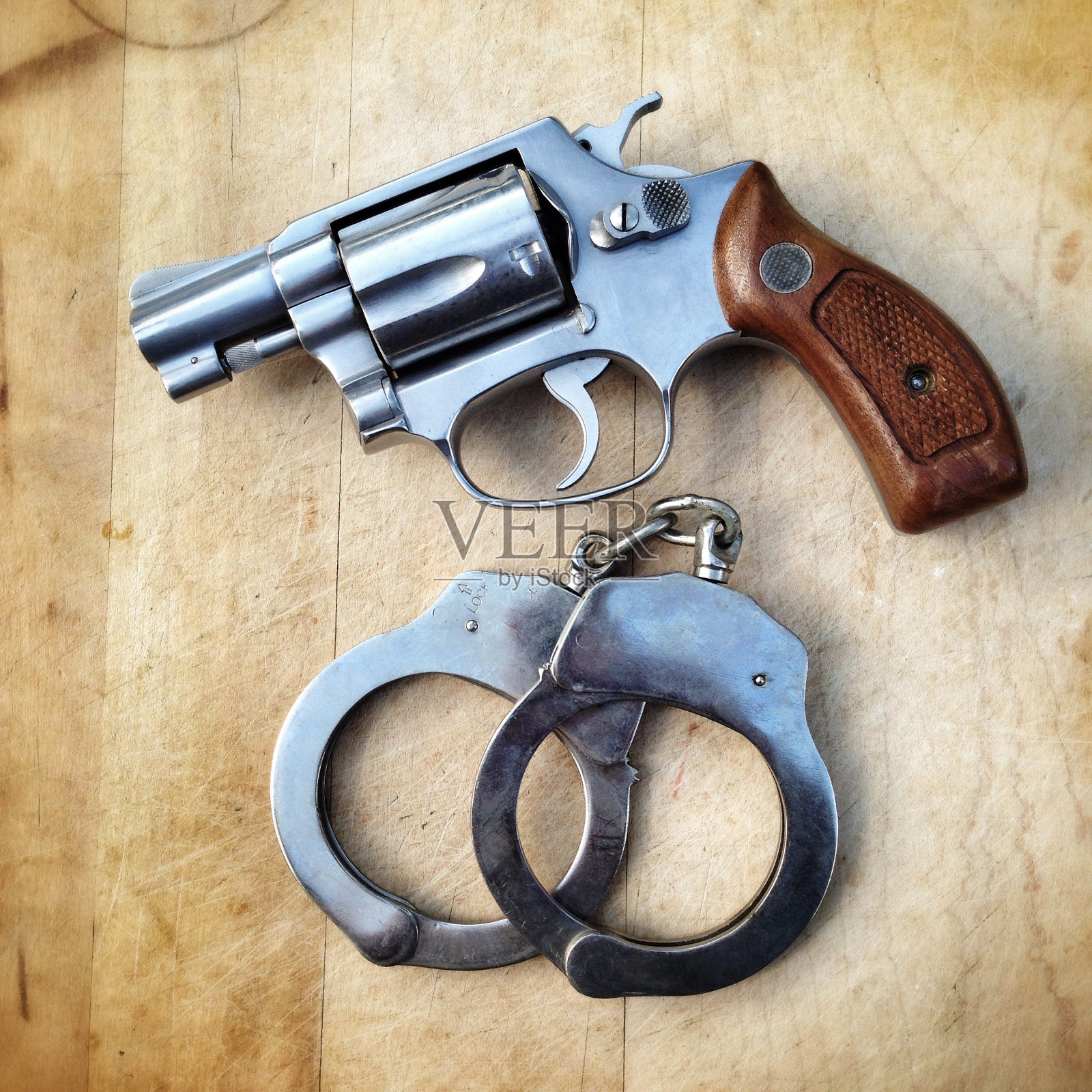 左轮手枪的手铐照片摄影图片