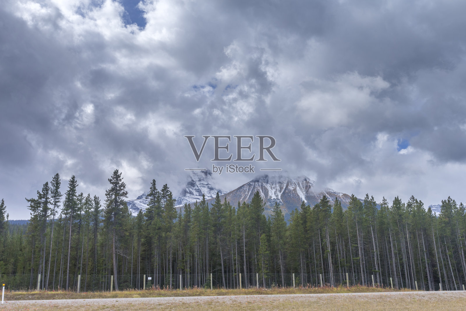 加拿大班夫国家公园的吸烟山照片摄影图片