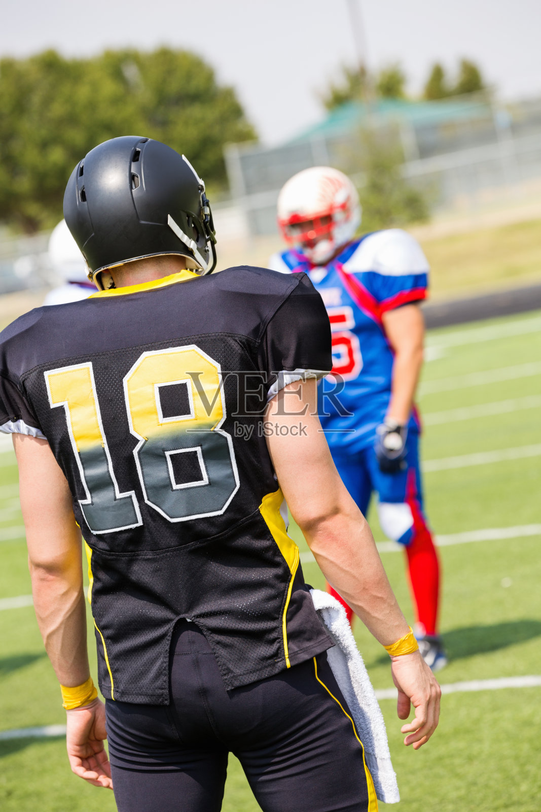 半职业足球运动员在比赛中与队友站在场上照片摄影图片